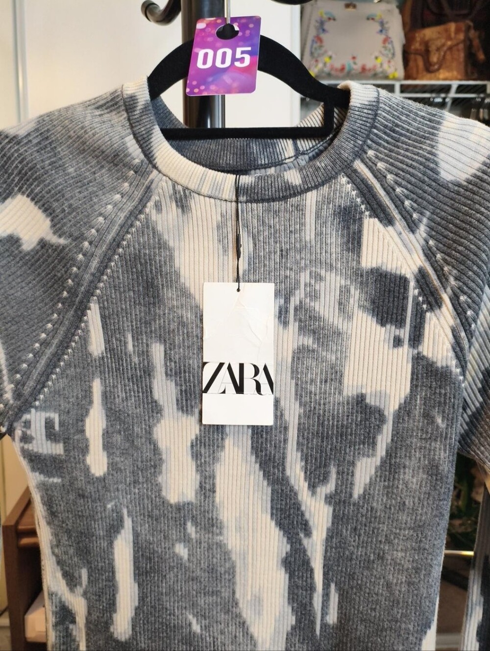 005 — ZARA NWT Grey/Cream Abstract Camo Ribbed Sweater – M